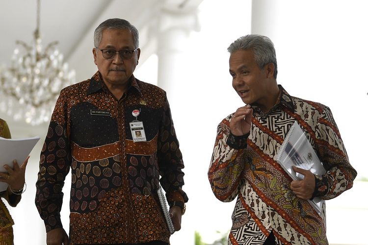 Gubernur Jawa Tengah Ganjar Pranowo (kanan) berbincang dengan Sekda Jawa Tengah Sri Puryono (kiri) usai mengikuti rapat terbatas tentang percepatan pembangunan di Istana Bogor, Jawa Barat, Selasa (9/7/2019). Pemerintah pusat akan mendukung dan memberikan bantuan yang diperlukan untuk percepatan pertumbuhan ekonomi Jawa Tengah, seperti sektor industri yang berorientasi ekspor dan pariwisata. ANTARA FOTO/Puspa Perwitasari/hp.