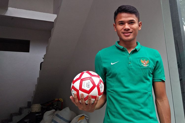 Muhammad Dimas Drajad saat berpose di depan toko olahraga miliknya yang sedang direnovasi, Sabtu (2/3/2019).