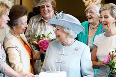 Tradisi Menunjukkan Gaun Pernikahan Pada Ratu Inggris