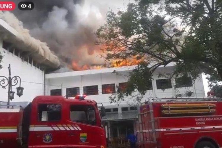 Gedung Balai Kota Bandung yang berada di Jalan Wastukencana no 2, Kecamatan Sumur Bandung, Kota Bandung, terbakar hebat, Senin (7/11/2022). 

