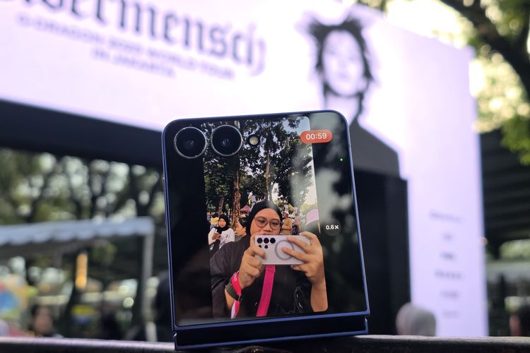 Samsung Galaxy Z Flip 7 ternyata juga bisa menjadi teman nonton konser yang serba bisa. Tim KompasTekno membuktikannya langsung saat hadir di konser Ubermensch milik G-Dragon di Indonesia Arena, Jakarta, pekan lalu.