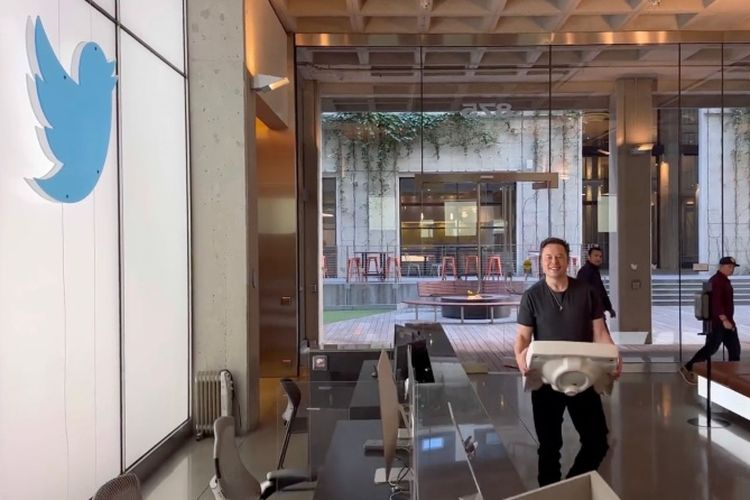 Elon Musk masuk ke kantor Twitter.