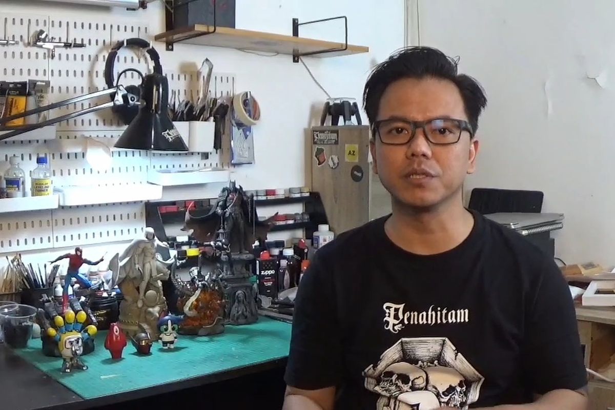 Mikhael Yusak Wirawan merupakan perajin patung aksesoris karakter tokoh film atau action figure, dan intelektual property (IP). 