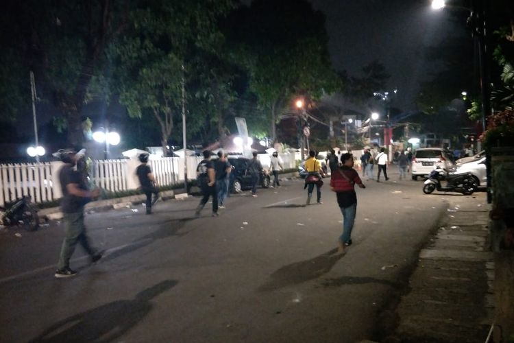 Polisi berpakaian sipil tampak menyisir kawasan Jalan Palmerah Selatan untuk menangkapi demonstran yang rusuh sejak Rabu (25/9/2019) siang tadi.