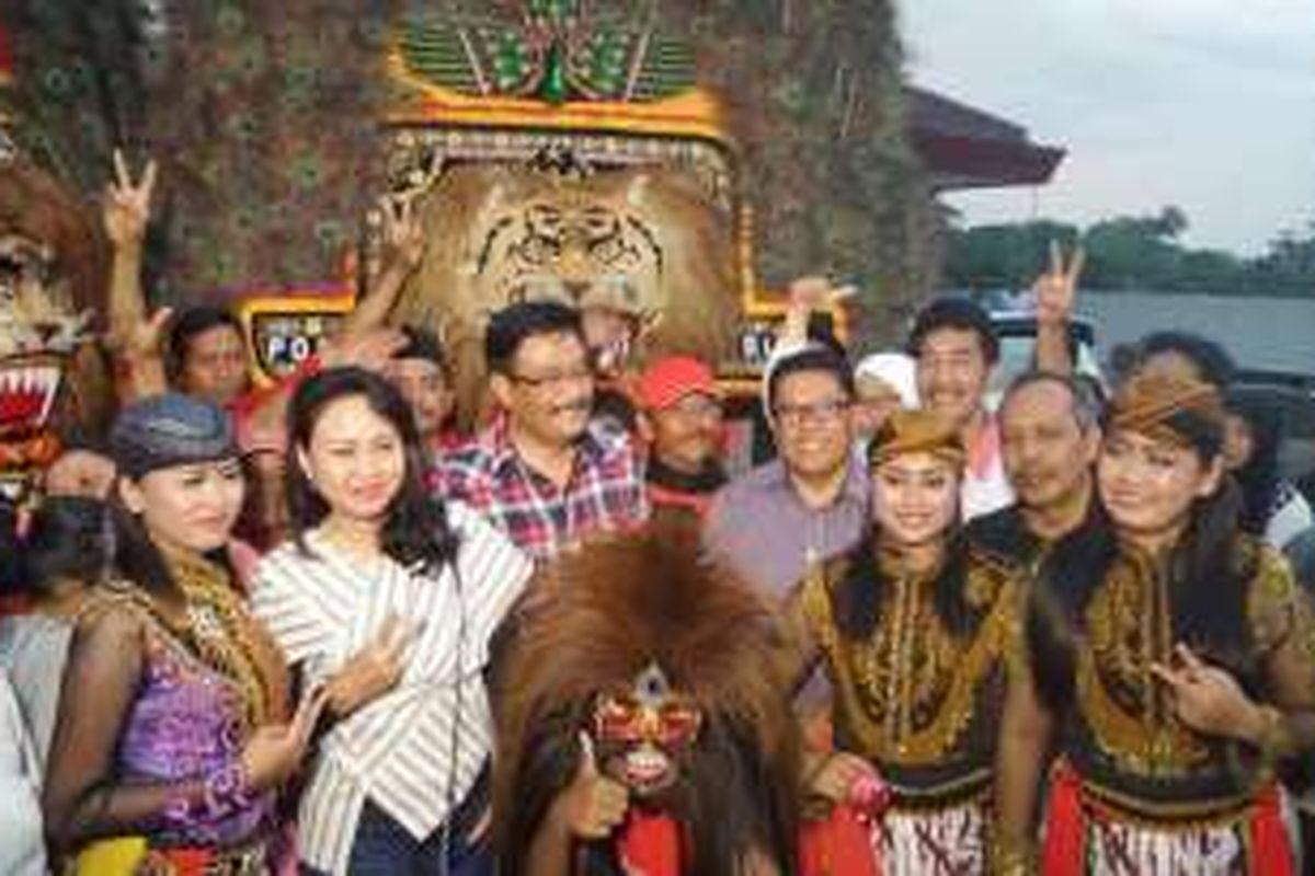 Cawagub DKI Jakarta Djarot Saiful Hidayat bertemu dengan warga Blitar dan penari reog di makam Bung Karno, Kamis (10/11/2016). 