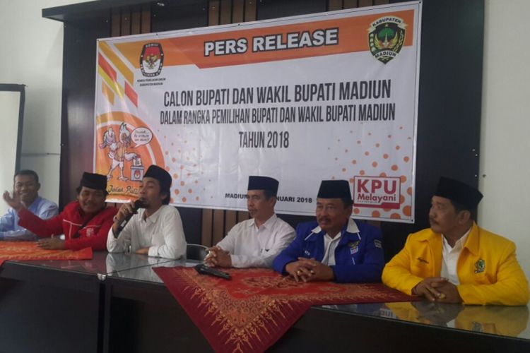 Pasangan calon bupati dan wakil bupati Madiun, Ahmad Damawi (Kaji Mbing) dan Hari Wuryanto, menjelaskan visi dan misi pasca-pendaftaran pertama kali pada Pilkada Kabupaten Madiun 2018, Senin (8/1/2018).