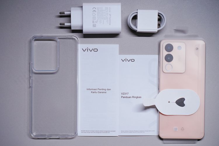Unit ponsel berikut rangkaian aksesori yang terdapat di dalam kotak kemasan Vivo V29e Indonesia
