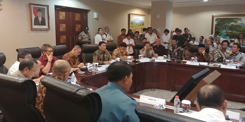 Para Menteri Kabinet Kerja memaparkan 3 tahun kinerja Joko Widodo-Jusuf Kalla di Kantor Staf Kepresidenan, Jakarta, Kamis (19/10/2017).
