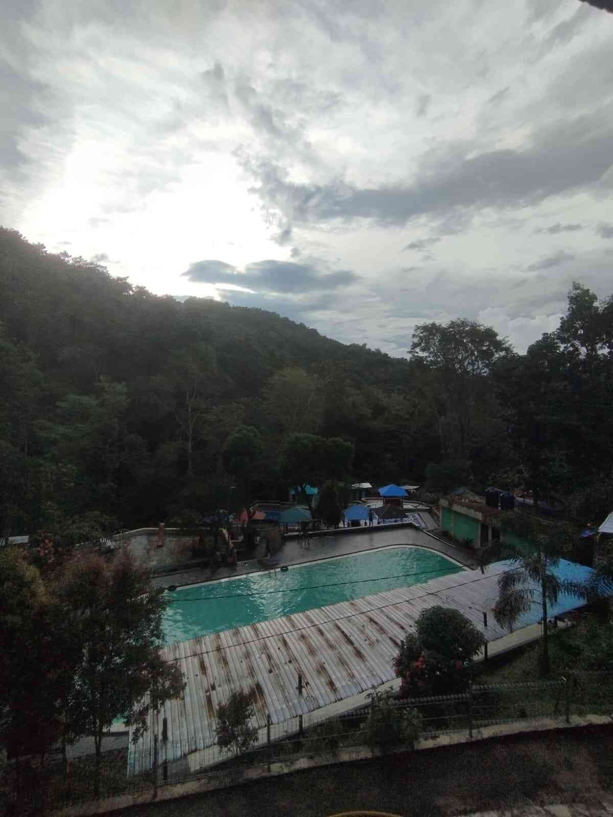Pemnadangan Kolam dari Atas di Sore Hari (Sumber : Dokumentasi Pribadi Penulis)