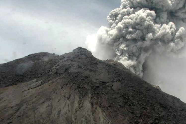 Gunung Merapi di Jawa Tengah mengalami erupsi dan memuntahkan asap dengan tinggi kolom mencapai 5.000 meter dari puncak pada Jumat (27/3/2020). ANTARA/HO/BPPTKG/pri.