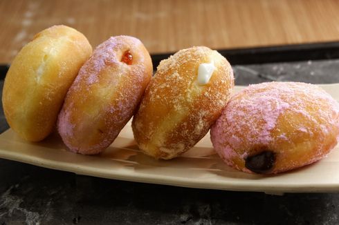 3 Cara Goreng Donat Bomboloni agar Warnanya Merata, Ada Cincin Putihnya