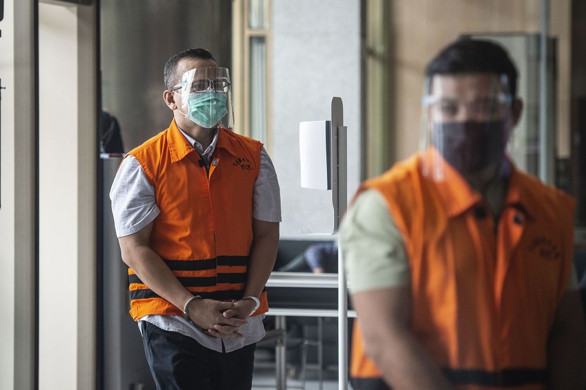 Tersangka kasus dugaan suap izin ekspor benih lobster Edhy Prabowo (kiri) dan Andreau Pribadi Misata (kanan) bersiap menjalani pemeriksaan di Gedung Komisi Pemberantasan Korupsi (KPK), Jakarta, Senin (22/2/2021). KPK memperpanjang masa penahanan mantan Menteri Kelautan dan Perikanan Edhy Prabowo itu untuk 30 hari ke depan, sedangkan Andreau Pribadi Misata menjalani pemeriksaan lanjutan untuk kasus yang sama. ANTARA FOTO/Aprillio Akbar/rwa.