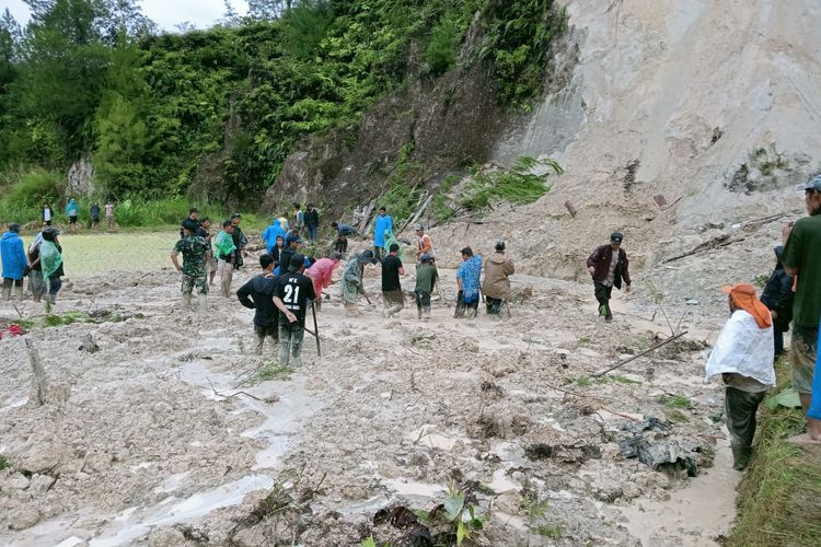 Polisi bersama warga saat mengevakuasi ibu dan anak yang tertimbun longsor di Tapanuli Utara, Kamis (7/12/2023)