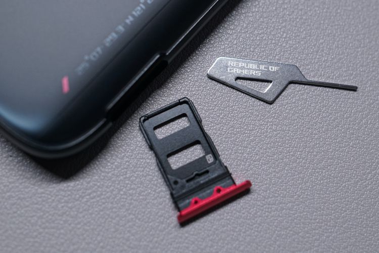 Sebanyak dua buah kartu nano SIM bisa dimuat di laci, tanpa kartu memori microSD