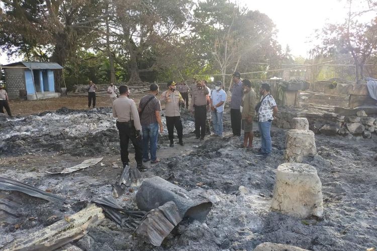 Kapolres Sumba Barat, FX Irwan Arianto sedang berada di lokasi kebakaran, Kamis (13/8/2020) sore. 