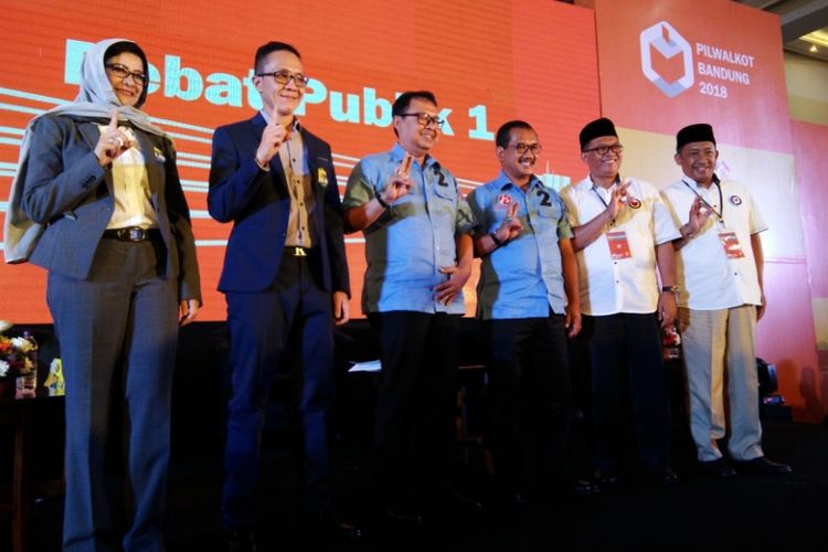 Empat pasangan calon Pilkada Kota Bandung saat hadir dalam debat publik perdana di BnB Hotel, Metro Indah Mall, Jalan Sukarno Hatta, Minggu (25/3/2018) malam.  