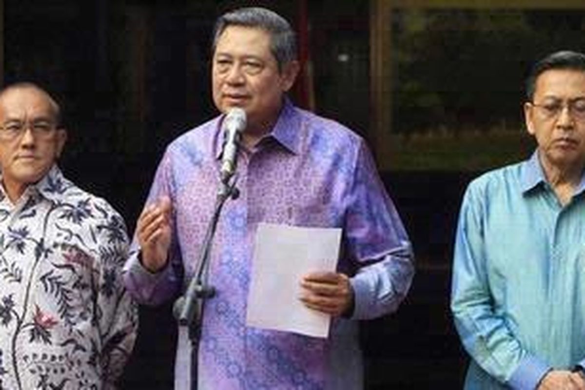 Presiden Susilo Bambang Yudhoyono (tengah) didampingi Wakil Presiden Boediono (kanan) dan Ketua Umum Partai Golkar Aburizal Bakrie (kiri) memberikan keterangan pers kediaman pribadinya di Puri Cikeas, Kabupaten Bogor, Jawa Barat, Kamis (13/10/2011). Presiden mengundang semua pemimpin parpol koalisi ke Cikeas untuk membahas tentang reshuffle atau perombakan kabinet. Setelah bertemu dengan para ketua umum parpol koalisi, Presiden dijadwalkan akan kembali menerima calon wakil menteri.