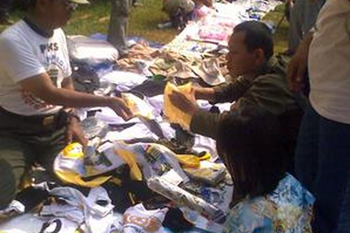 Abdullah dan jualannya dalam kampanye Partai Keadilan Sejahtera (PKS) di Lapangan Blok S Jakarta Selatan, Jumat (20/3).