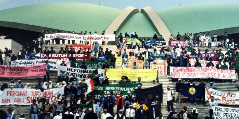 Mahasiswa menduduki gedung MPR/DPR, menuntut Presiden Soeharto untuk mundur dari jabatan Presiden, pada Mei 1998.