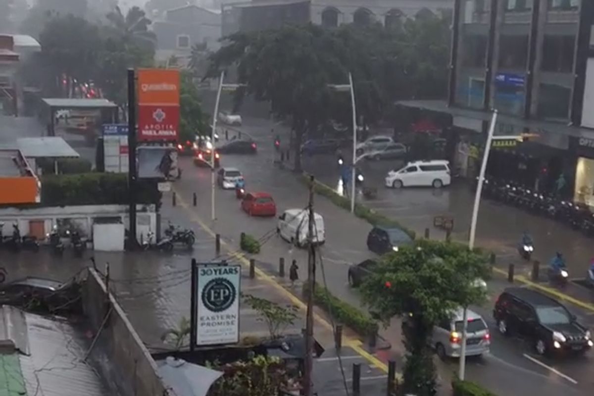 Sebagian jalan-jalan di wilayah Kemang, Bangka, Mampang Prapatan, Jakarta sudah bisa dilalui kendaraan sejak Minggu (7/11/2021) sekitar pukul 18.00 WIB.