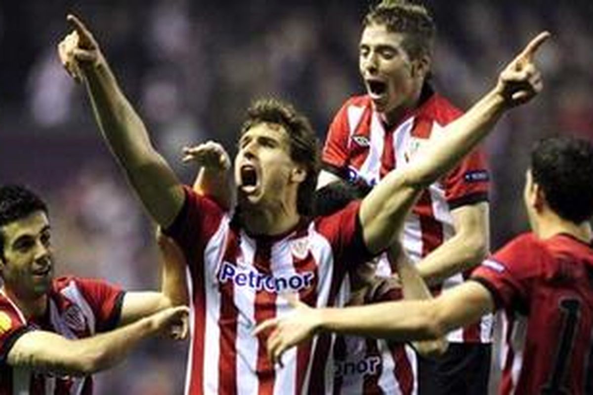 Penyerang Athletic Bilbao, Fernando Llorente (tengah), merayakan golnya ke gawang Manchester bersama rekan-rekannya. Pada leg kedua Liga Europa di Stadion San Mames, Kamis atau Jumat (16/3/2012) dini hari WIB itu, Bilbao akhirnya menang 2-1 atau unggul agregat 5-3, sekaligus lolos ke perempat final.
