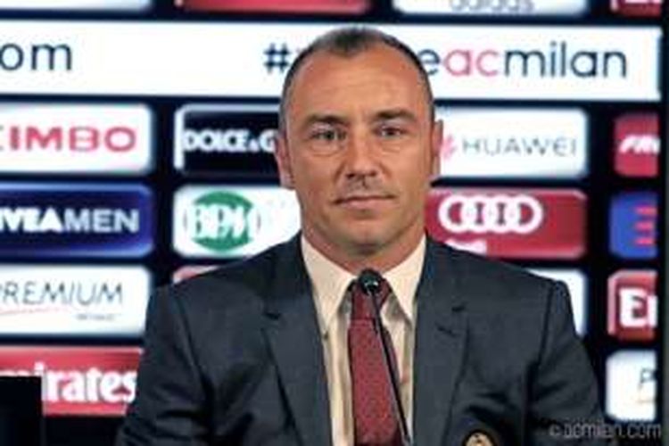 Cristian Brocchi menjalani sesi perkenalan sebagai pelatih baru di markas AC Milan, Rabu (13/4/2016).