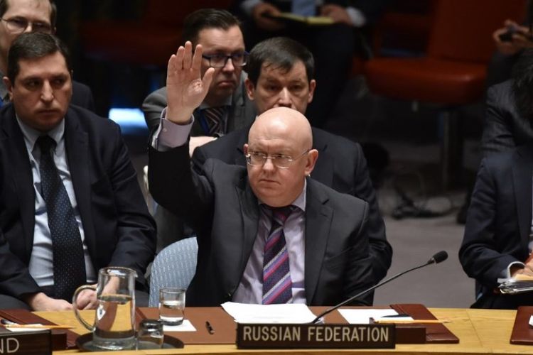 Duta Besar Rusia untuk PBB Vassily Nebenzia memveto resolusi Amerika Serikat untuk penyelidikan penggunaan senjata kimia di Suriah, dalam rapat Dewan Keamanan PBB, di New York, AS, Selasa (10/4/2018). (AFP/Hector Retamal)