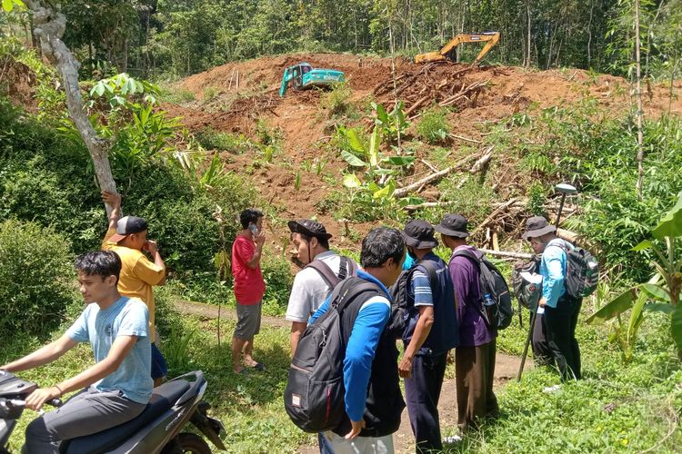 Proses pengukuran tanah di Desa Wadas, Kecamatan Bener yang akan dijadikan lokasi tambang andesit, oleh tim pengukur tanah dari BPN Purworejo, serta pihak terkait lainnya,