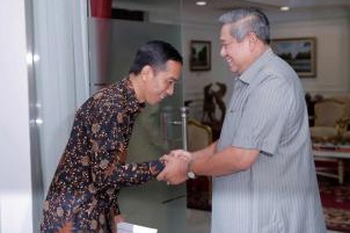 Presiden Susilo Bambang Yudhoyono (kanan) bertemu dengan Gubernur DKI Jakarta Joko Widowo i Istana Presiden, 13 Mei 2014. 