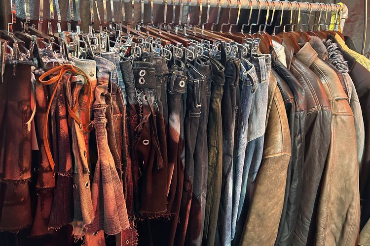 Beberapa item fesyen vintage yang dijual oleh A2H Store di pop up booth di The Warehouse Talat Noi, Bangkok, Jumat (21/11/2025).