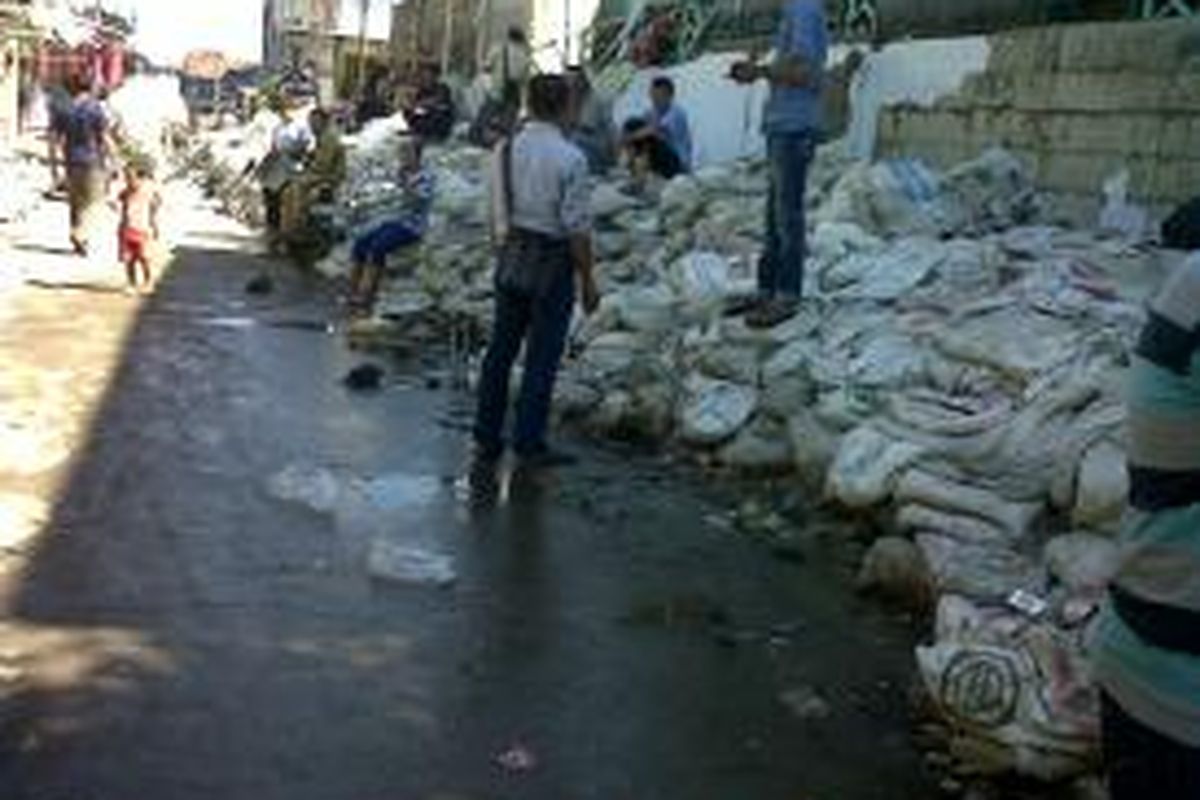 Tumpukan Puing limbah di Jatibaru

Tumpukan puing limbah terdampar di jalan jatibaru X Tanah Abang, Jumat (22/11/2013).Tumpukan tersebut akibat pengerukan limbah sampah pada 28 Oktober silam. Kompas.com/Ummi Hadyah Saleh

