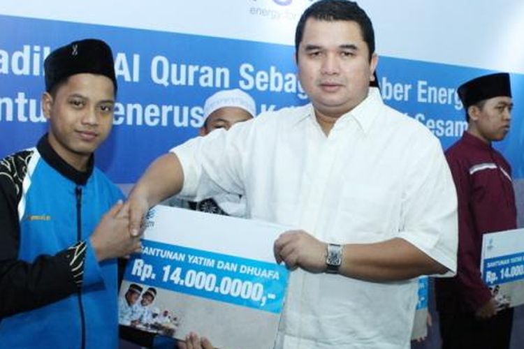 Hendi Prio Santoso saat penyerahan bantuan kepada yatim, Selasa (28/6/2016).