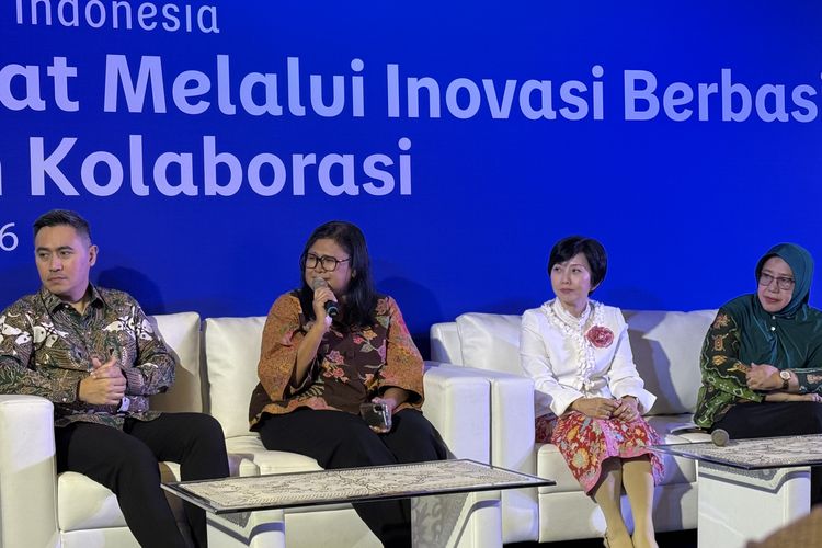(Ki-ka) Medical and Scientific Affairs Director Danone Specialized Nutrition Indonesia, Dr. dr. Ray Wagiu Basrowi, MKK, FRSPH, Dokter Spesialis Gizi Klinik, Departemen Ilmu Gizi Fakultas Kedokteran Universitas Indonesia, Dr. dr. Diana Sunardi, M.Gizi, Sp.GK(K), Presiden Indonesian Nutrition Association (INA), Dr. dr. Luciana Sutanto, MS. SpGK (K), Direktur Eksekutif Yayasan Pembangunan Citra Insan Indonesia (YPCII), dr. Agustini E. Raintung, dan Ketua Umum Ikatan Bidan Indonesia (IBI), Dr. Ade Jubaedah, S.SiT, MM, MKM.