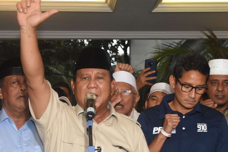 Capres nomor urut 02 Prabowo Subianto (tengah) bersama Cawapres Sandiaga Uno dan petinggi partai pendukung mengangkat tangan saat mendeklarasikan kemenangannya pada Pilpres 2019 kepada awak media di kediaman Kertanegara, Jakarta, Kamis (18/4/2019). Prabowo kembali mendekalarasikan kemenangannya versi real count internal BPN sebesar 62 persen.