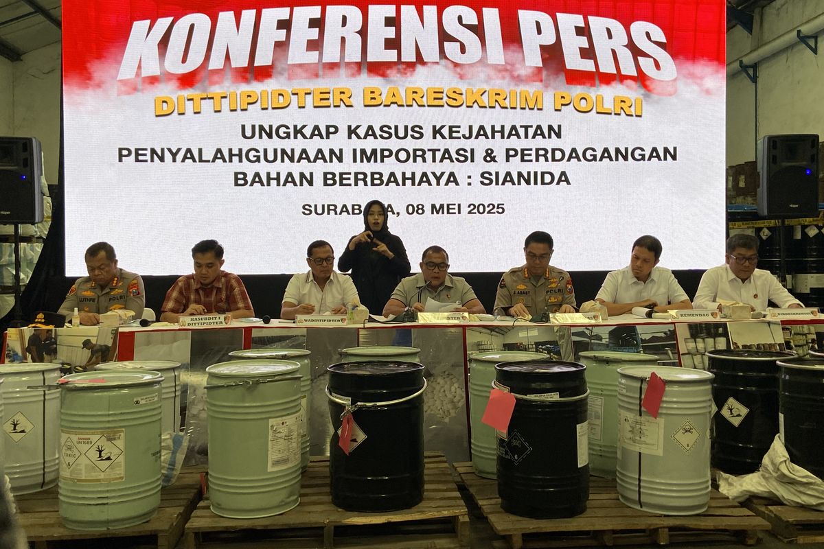 Bareskrim Polri bersama Polda Jawa Timur mengungkap kasus tindak pidana perdagangan bahan kimia berbahaya sianida yang disimpan di Surabaya dan Pasuruan, Kamis (8/5/2025)