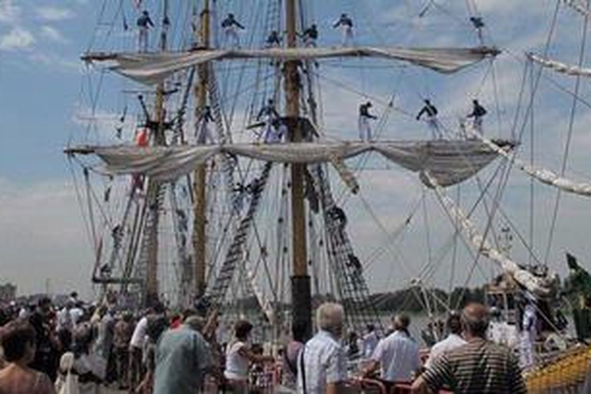 KRI Dewa Ruci yang merapat di Pelabuhan Anterwepen, Belgia, Minggu (11/7/2010), disambut hangat masyarakat Belgia.