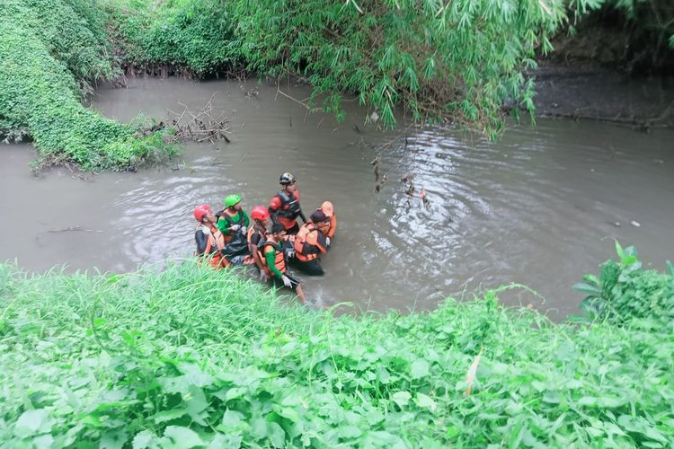 Evakuasi jenazah Sukadi (40), di sungai Dusun Mblembem, Desa Badas, Kecamatan Pare, Kabupaten Kediri, Jawa Timur, Minggu (16/10/2022).