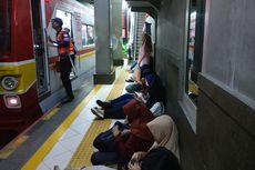 KRL Tujuan Depok Tertahan di Stasiun Sudirman 1 Jam, Penumpang Kebingungan