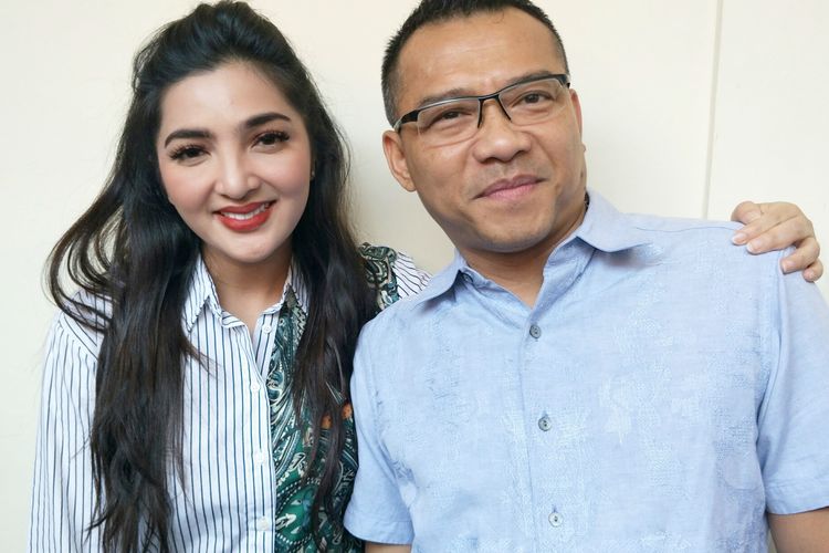 Penyanyi Ashanty didampingi suaminya, Anang Hermansyah di Pengadilan Negeri Tangerang, Rabu (31/7/2019).