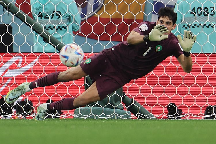 Kiper Maroko Yassine Bounou alias Bono mengantisipasi bola pada adu penalti selama pertandingan 16 besar Piala Dunia 2022 Qatar antara Maroko vs Spanyol di Stadion Education City di Al-Rayyan, barat Doha pada Selasa 6 Desember 2022.