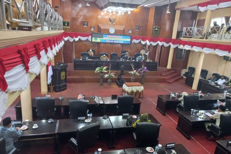 Suasana Rapat Paripurna DPRD Solok yang memutuskan Dodi Hendra dipecat dari jabatan Ketua DPRD, Senin (30/8/2021).