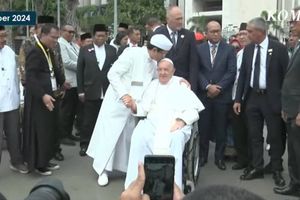 Saat Imam Besar Masjid Istiqlal Cium Kening dan Peluk Paus Fransiskus…