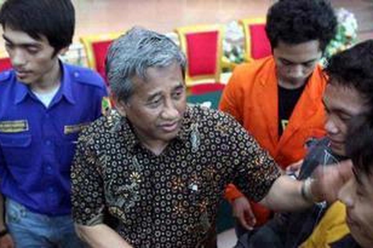 Menteri Pendidikan dan Kebudayaan Mohammad Nuh menemui perwakilan mahasiswa dari sejumlah perguruan tinggi di Rumah Jabatan Gubernur Sulawesi Selatan, Makassar, Jumat (12/10). Kementerian Pendidikan dan Kebudayaan akan membentuk tim pencari fakta untuk menginvestigasi penyebab tawuran antarmahasiswa Universitas Negeri Makassar (UNM) yang mengakibatkan dua orang tewas, Kamis (11/10/2012). 