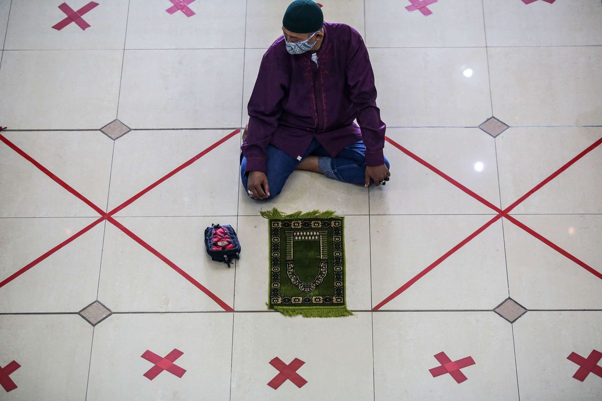 bUmat Muslim menunaikan shalat Jumat di Masjid Agung Al-Barkah, Kota Bekasi, Jawa Barat, Jumat, (29/5/2020). Kota Bekasi menjajaki hidup normal baru atau new normal dengan mengizinkan warganya kembali menggelar shalat Jumat di masjid di 50 kelurahan zona hijau atau bebas Covid-19 pada Jumat (29/5/2020). Shalat Jumat digelar dengan protokol ketat pencegahan Covid-19 dan hanya diikuti terbatas oleh warga yang bermukim di sekitar masjid.