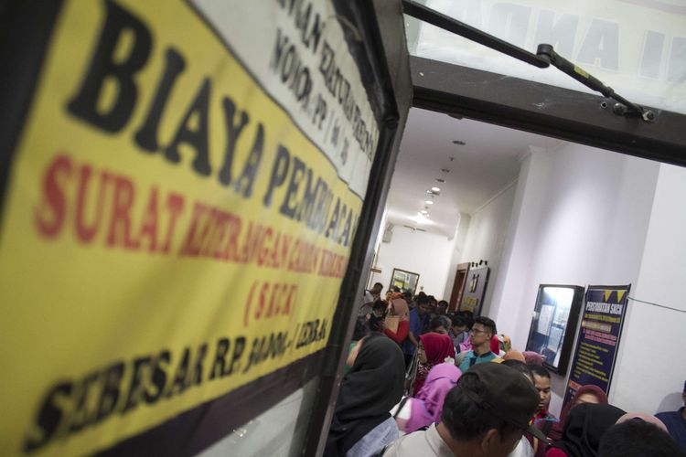 Mapolres Metro Jakarta Timur ramai dikunjungi warga yang ingin membuat Surat Keterangan Catatan Kepolisian (SKCK), Kecamatan Jatinegara, Jakarta Timur, Jumat (15/11/2019). Sejak pendaftaran calon pegawai negeri sipil (CPNS) dibuka, pemohon surat keterangan catatan kepolisian (SKCK) di Mapolres Metro Jakarta Timur meningkat.