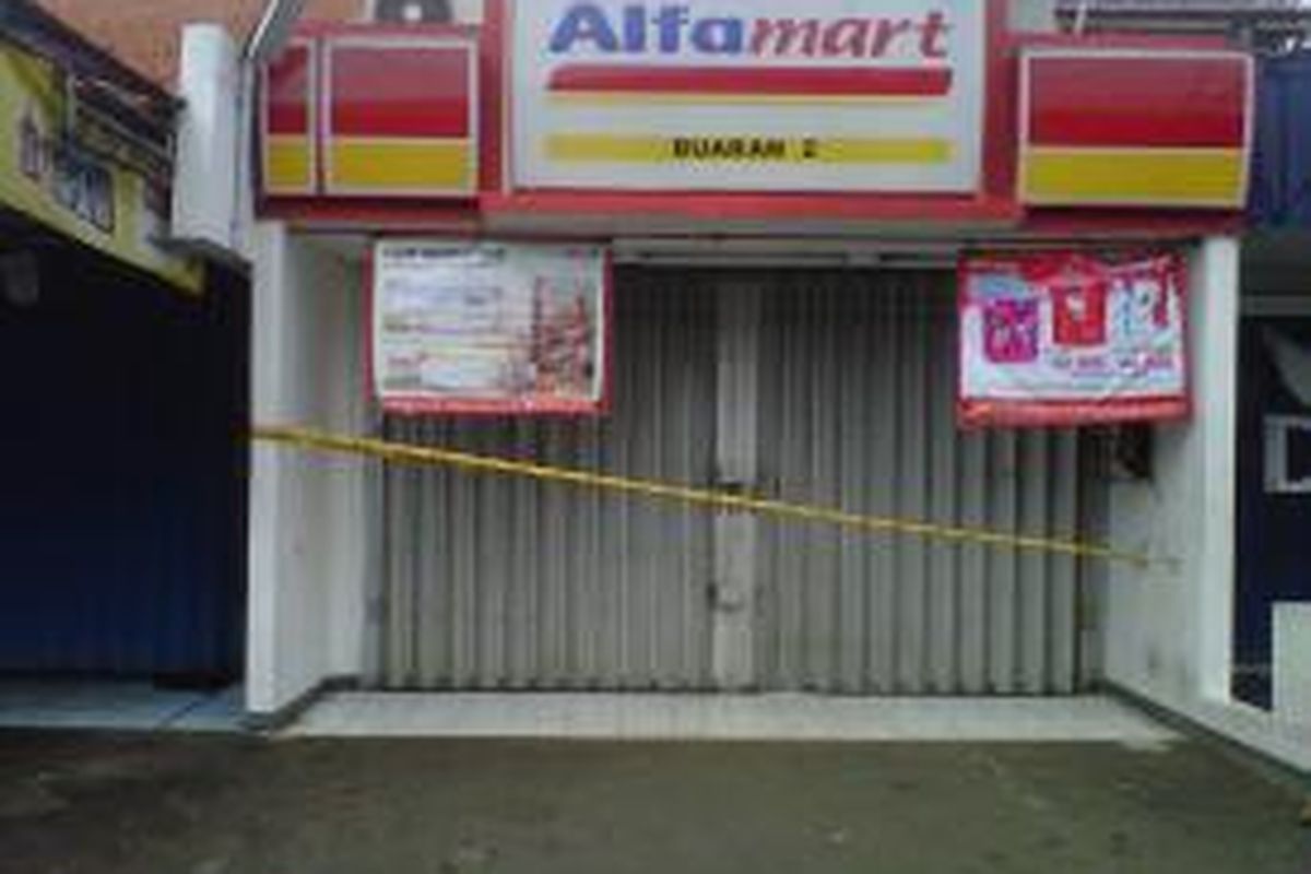 Mini market alfamart buaran dirampok Selasa (6/8/2013) malam. Kerugian dari perampokan tersebut uang sejumlah Rp 190.000 dan 2 buah handphone diambil para perampok.