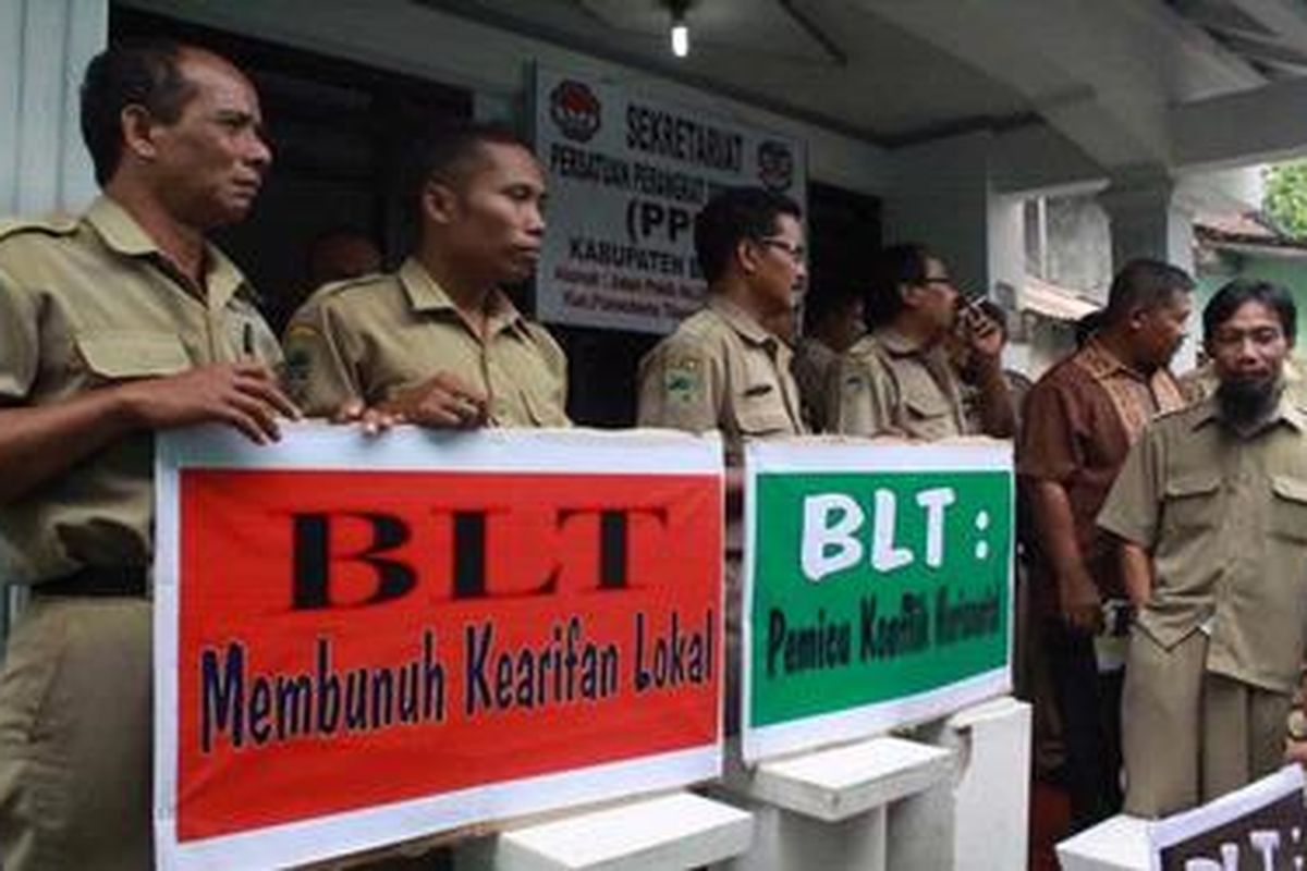 Poster-poster penolakan BLT yang dipampang di kantor sekretariat Persatuan Perangkat Desa Indonesia (PPDI) Banyumas.