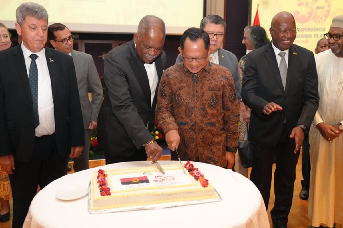Mendagri Muhammad Tito Karnavian dalam Resepsi Makan Malam Merayakan 50 Tahun Kemerdekaan Republik Angola di Hotel Raffles, Jakarta, Jumat (21/11/2025).  