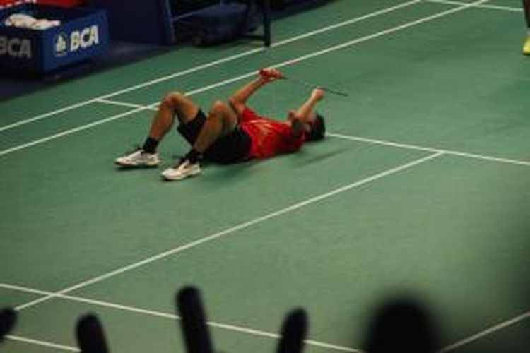 Pemain tunggal putra Indonesia, Anthony Sinisuka Ginting, merayakan kemenangan atas pemain India, Kidambi Srikanth, pada babak kedua BCA Indonesia Open Superseries Premier 2015 di Istora Senayan, Jakarta, Kamis (4/6/2015). Anthony menang 14-21, 22-20, 21-13.