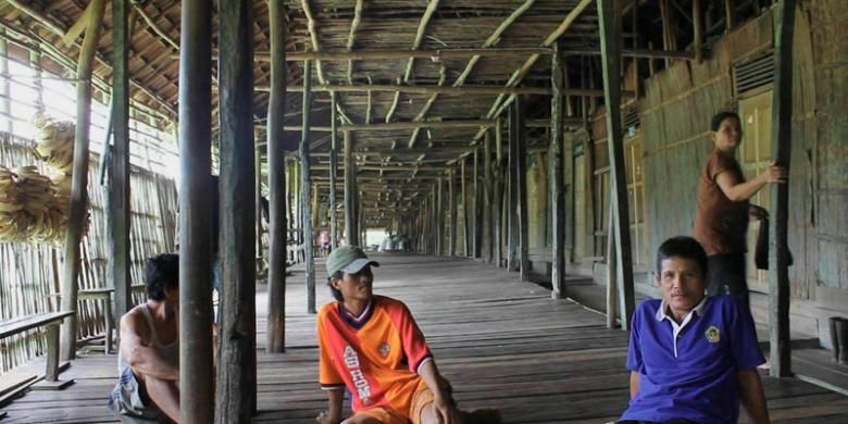 Masyarakat subsuku Dayak Desa tinggal di Rumah Betang Ensaid Panjang, Kecamatan Kelam Permai, Kabupaten Sintang, Kalimantan Barat, Selasa (20/8/2013). Wisatawan bisa mengunjungi dan tinggal di rumah komunal itu sambil mengikuti aktivitas sehari-hari masyarakat.